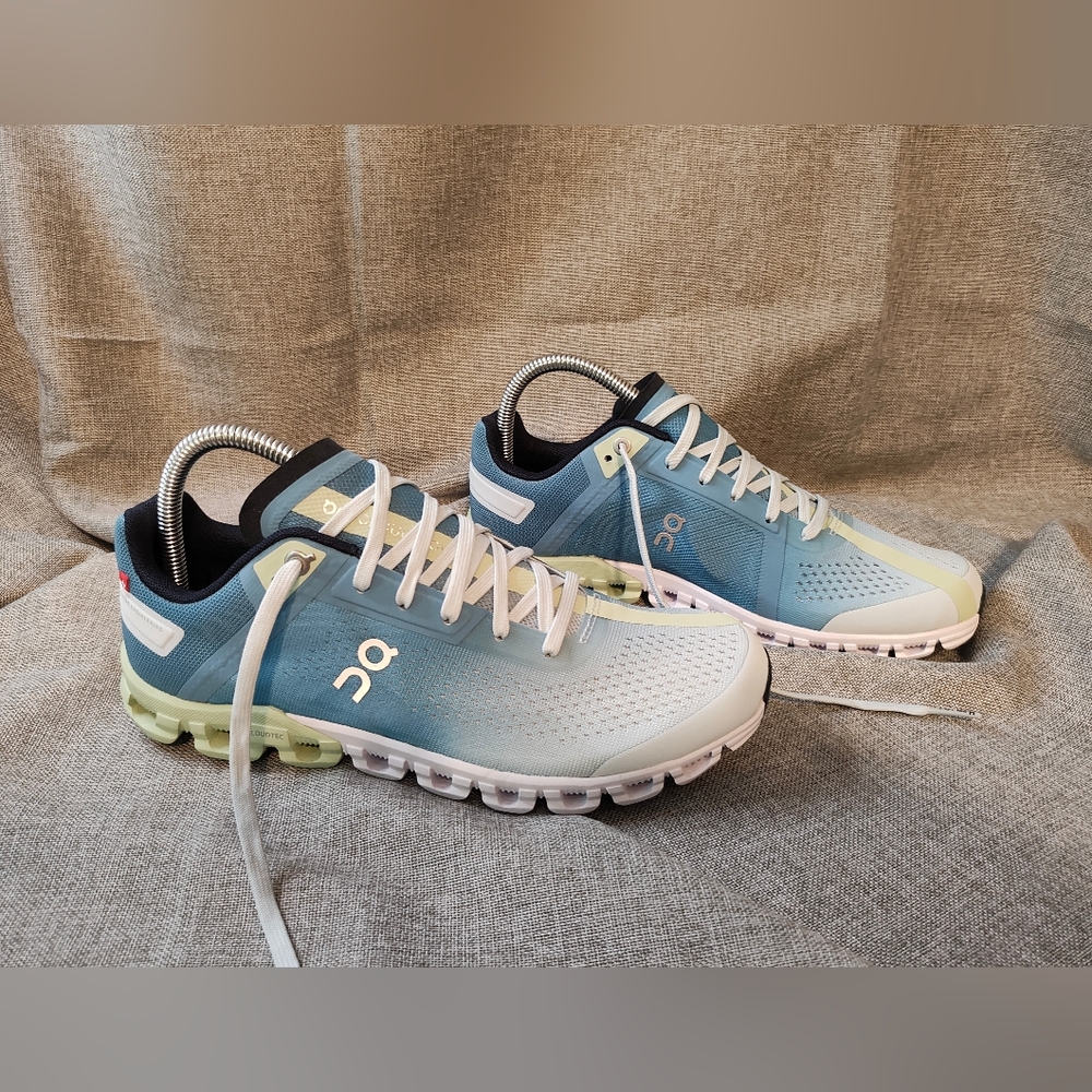 ON CLOUDFLOW Women's sneakers, Size 8.5
